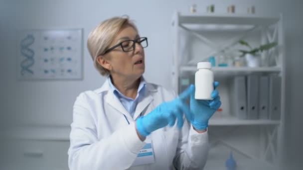 Médecin en chef recommandant au patient de prendre des vitamines, consultation, pov — Video