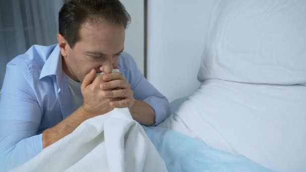 Weinender Mann atmet Geruch der geliebten Frau ein, die er im Krankenhaus verloren hat, mit tödlichem Ausgang — Stockvideo