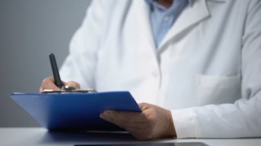 Tecrübeli doktor tıbbi kayıtları ve danışman hasta