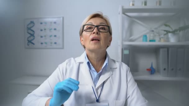 Thérapeute féminine examinant les patients gorge avec dépresseur de la langue soins de santé, pov — Video