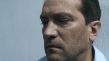 Aşırı endişeli erkek ağlıyor ve yüzünü ovuyor, şoka giriyor, endişe içinde.