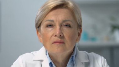 Şikayetleri, sağlık kontrollerini ve Pov hastalarını dinleyen dikkatli bir kadın terapist.