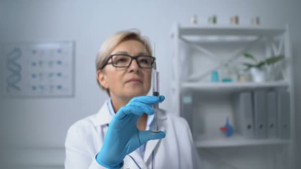 Medo paciente observando médico segurando seringa com vacina perdendo a consciência — Vídeo de Stock