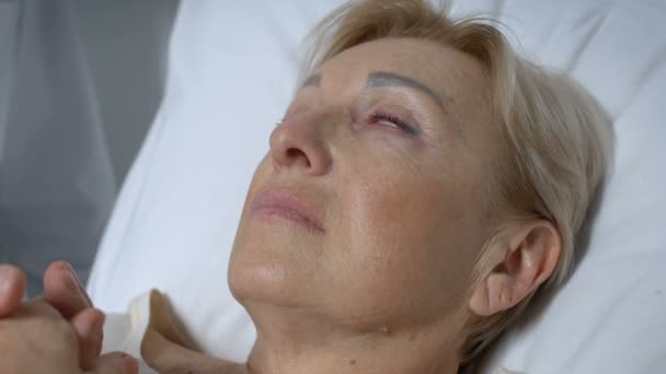 Słaba pacjentka leżąca na szpitalnym łóżku i płacząca, diagnoza, nieuleczalna choroba — Wideo stockowe