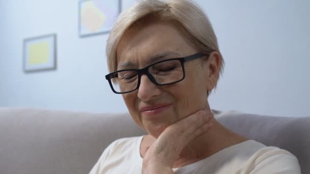 Femme mature souffrant d'angine de poitrine, prenant la pilule de la douleur à la gorge, maladie saisonnière — Video