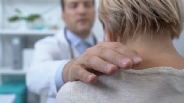Чоловік-лікар, який заспокоює плаче пацієнтка-жінка, поганий діагноз, кінцева хвороба — стокове відео