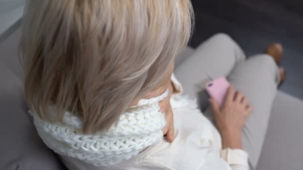 Oude vrouw in sjaal met pijnlijke keel en bellen arts, gezondheidsprobleem — Stockvideo