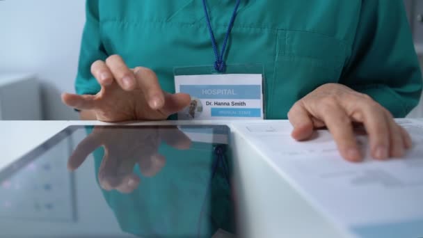 Médico de edad avanzada escribiendo en la tableta PC, llenando los datos en los registros médicos en línea — Vídeo de stock