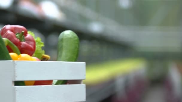 Boer geven doos met verse groenten, groene kruidenier, landbouwbedrijf — Stockvideo
