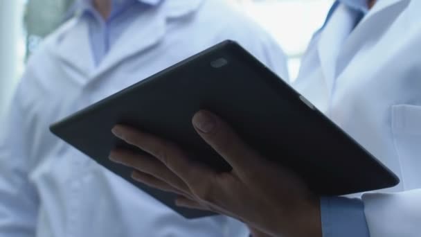Clinic scienziati che lavorano tablet digitando risultati degli esperimenti, ricerca di laboratorio — Video Stock