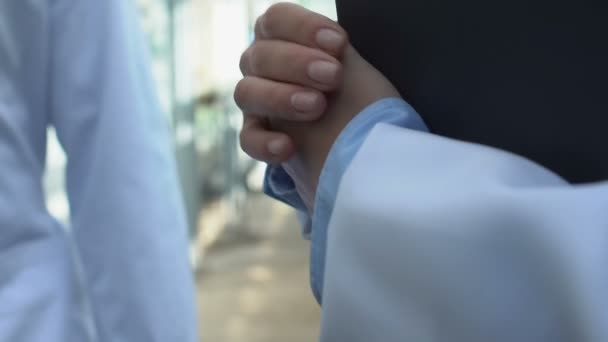 Expertos médicos femeninos y masculinos estrechando manos, acuerdo de investigación biológica — Vídeo de stock