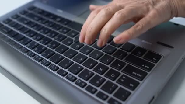 Mulher idosa digitando no laptop, estudando programa moderno para pessoas idosas — Vídeo de Stock