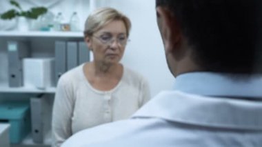 Hüsrana uğramış yaşlı kadın doktor randevusu, hayal kırıklığı teşhisi, hastalık.