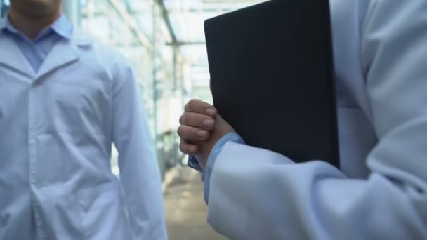 Handdruk van ingenieurs in witte jassen bij de fabriek, samenwerking deal, teamwork — Stockvideo