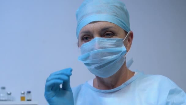 Chirurgo femminile esausto dopo un'operazione difficile, professione importante, salute — Video Stock