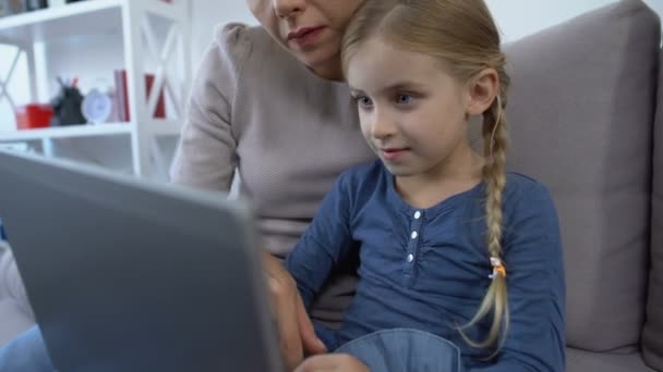 Kislány és anya videókazettát készít tableten pc, integet a kezét a kamera — Stock videók