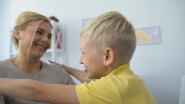 Liefdevolle zoon knuffelende moeder, familie zorg en betrouwbare relaties, ouderschap — Stockvideo