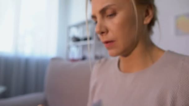 Nerveux par jeu vidéo en ligne femme appuyant sur les boutons sur joystick, a échoué rond 