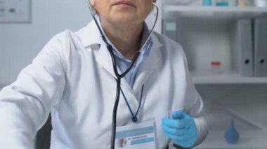 Hasta akciğerlerini dinleyen ve reçete yazan bir terapist, zatürree, Pov.