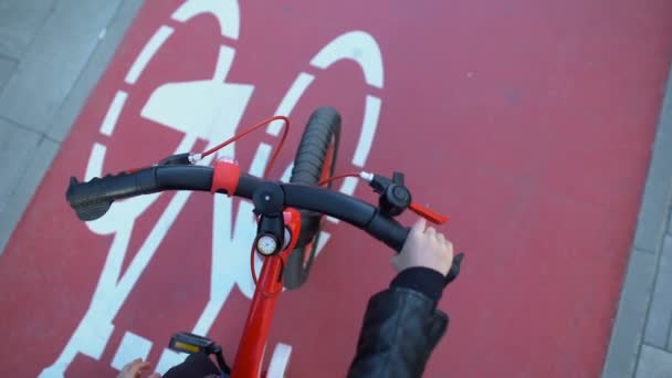 Niña empezando a andar en bicicleta en la pista de la ciudad estilo de vida activo, hobby — Vídeos de Stock