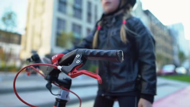 Skolflicka i skyddshjälm ridning cykel utomhus, aktiv livsstil och hobby — Stockvideo