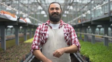 Serada ve tarım sektöründe başarılı bir çiftçi kollarını kavuşturuyor.