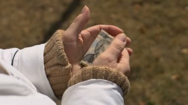 Olgun kadın dolar tutan el, emeklilik yoksulluğu, sosyal güvensizlik, bütçe