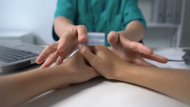 Ärztin, die Patientinnen tröstend und unterstützend an den Händen berührt, Gesundheitswesen, pov — Stockvideo