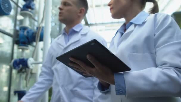 Strojírenští specialisté kontrolují zařízení v továrně, diskutují o modernizaci — Stock video