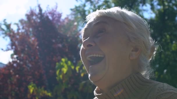 Весела літня жінка на відкритому повітрі, несподіване здивування, вираження щастя хороші новини — стокове відео