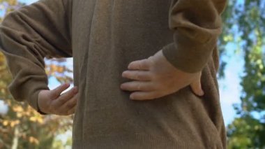 Sırt ağrısı çeken yaşlı bir adam, böbrek iltihabı, omurilik diski fıtığı, sağlık