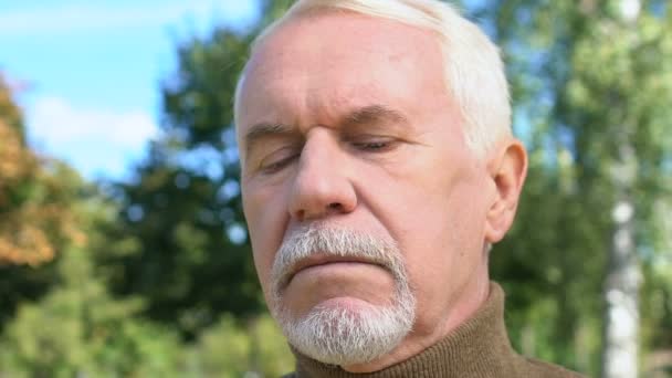 Alter Mann mit Wildblumenstrauß wartet auf Outdoor-Date, romantisches Geschenk — Stockvideo