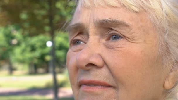 Mulher caucasiana idosa esperando parque de descanso, apreciando a vista da natureza, tranquilidade — Vídeo de Stock