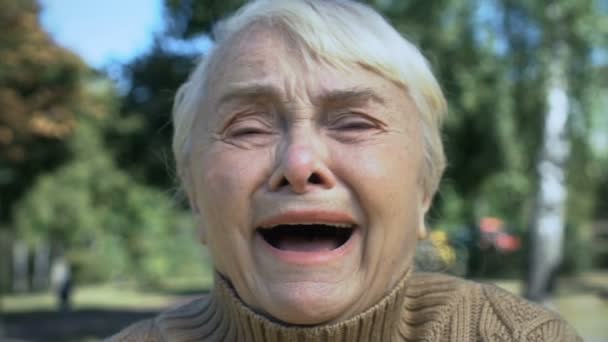 Sorglig gråtande äldre kvinna täcker ansikte för händer, problem hopplöshet, dåliga nyheter — Stockvideo