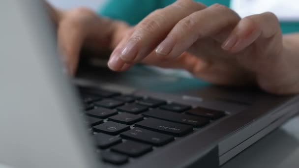 Personas mayores escribiendo en el teclado del ordenador portátil, tecnologías modernas para los jubilados — Vídeos de Stock