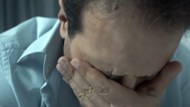 Középkorú férfi szenved pánikroham, érzés rendkívül ideges, dörzsölés arc — Stock videók
