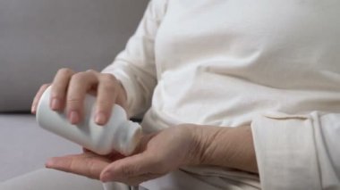 Yaşlı kadın mide bulandırıcı ilaç ve sağlık tedavisi aldıktan sonra mutsuz hissediyor.