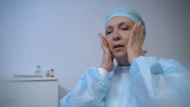 Erschöpfte Ärztin fühlt sich schlecht, Anfall von Kopfschmerzen und Schwindel, Überlastung — Stockvideo