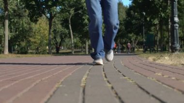 Parkta koşan sporcu, antrenman dayanıklılığı, açık hava eğitim gücü, sağlık