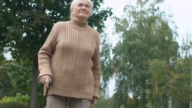 Beyaz kadın yürüyüş sopası, hastane rehabilitasyonu, sağlık.