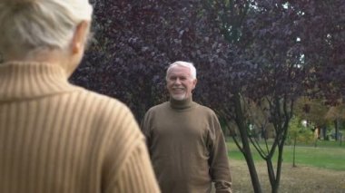 Dışarıda yaşayan birkaç emekliyi kucaklamaktan memnunum. Yaşlı karı koca, aile.