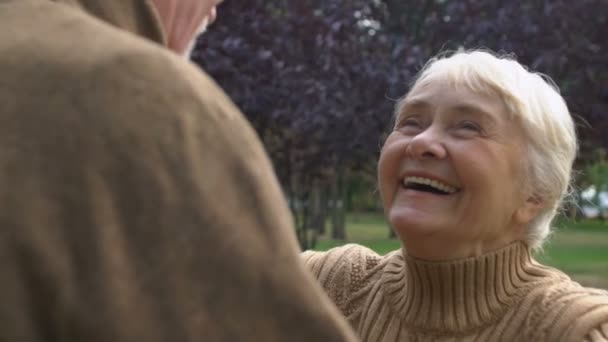 Щаслива старша жінка обіймає чоловіка, сімейні зустрічі, відносини близькість, любов — стокове відео