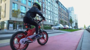 Anne sokakta bisiklet süren küçük kızın peşinden koşuyor, itaatsizlik.