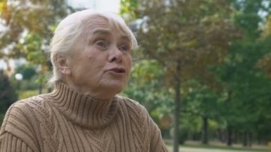 Yaşlı kocasına bağıran 70 yaşındaki bir kadın, aile içi çatışma, yanlış anlaşılma.