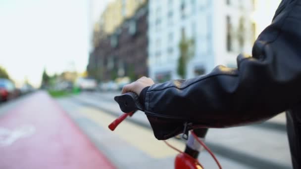 Piccola stanca ragazza rotolamento bicicletta sulla pista ciclabile della città, stile di vita attivo e hobby — Video Stock