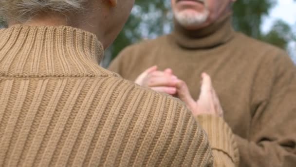 Gammal kvinna kramar händerna på sin man, kärlek och omsorg, samhörighet, närbild — Stockvideo