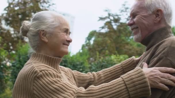 Романтическая зрелая пара, обнимающая на открытом воздухе, семейное единение, счастливые отношения — стоковое видео