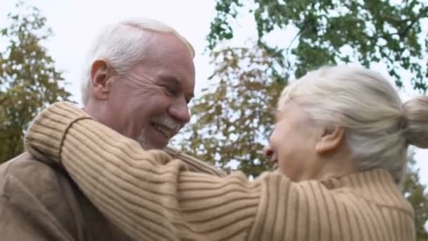 Joyeux couple d'âge mûr se regardant, mari romantique et femme en plein air — Video