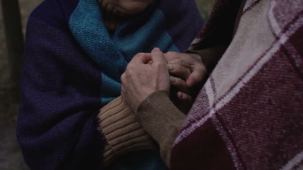 Cuidar al anciano esposo consolando y apoyando a su esposa llorando, dolor de pérdida — Vídeos de Stock