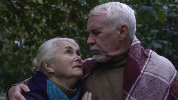 Зрелый мужчина и женщина смотрят друг на друга с надеждой и доверием, крупным планом — стоковое видео